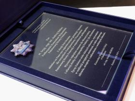 Dyplom szklany w etui wyściełanym - policja podziękowanie